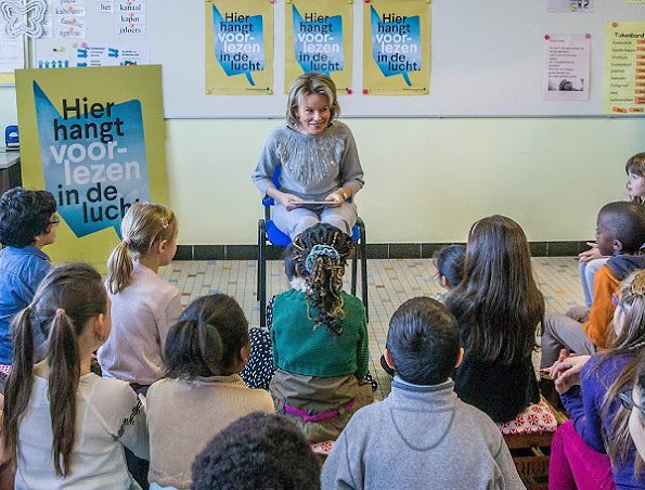 Queen Mathilde visited the De Kleine Wereld primary school in Asse for Week of Reading. Queen wore Dries Van Noten cashmere sweater