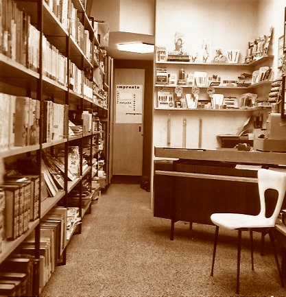 Interior de la librería de Lucien Francino en 1963