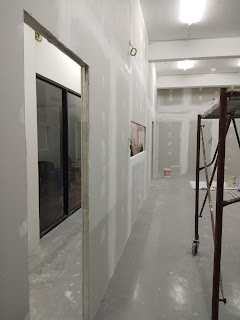 Kerja melepa atau plastering drywall di ruang luar pejabat Kerja melepa atau plastering drywall