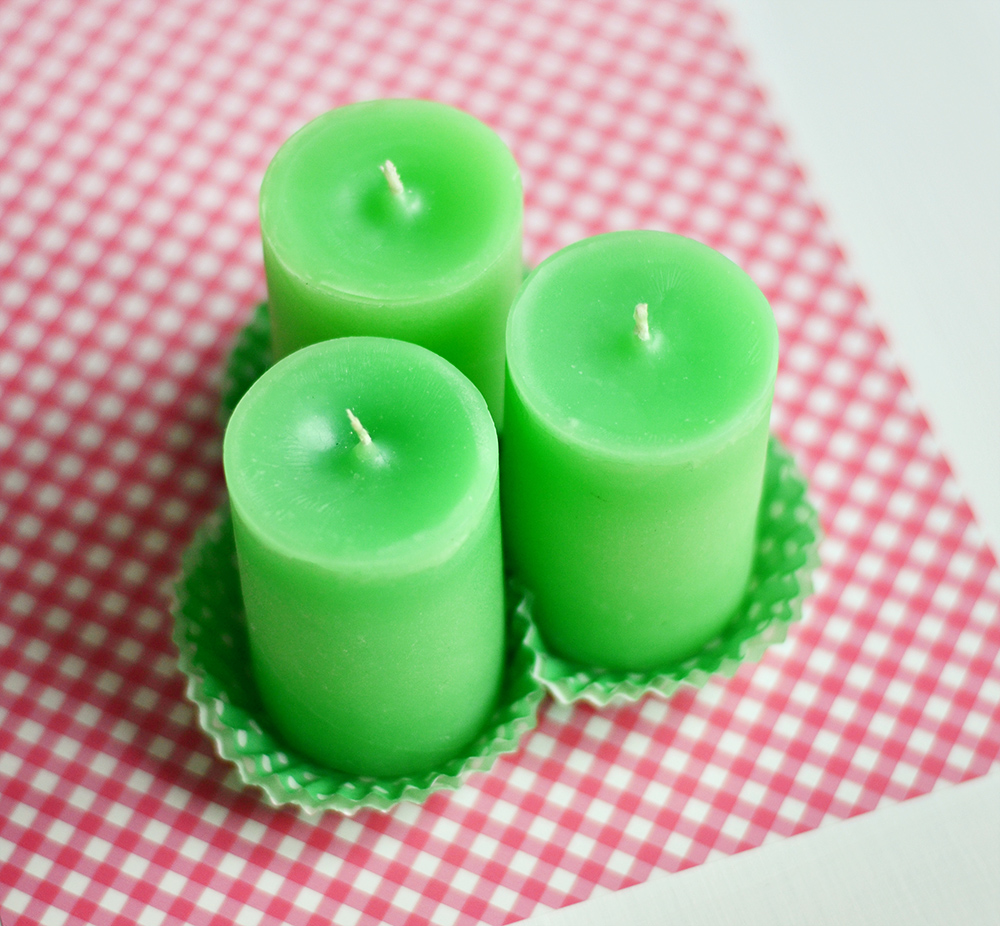 свечи своими руками. свечи самодельные своими руками. парафиновые свечи. свеча из цветных жгутиков. восковые свечи своими руками.
