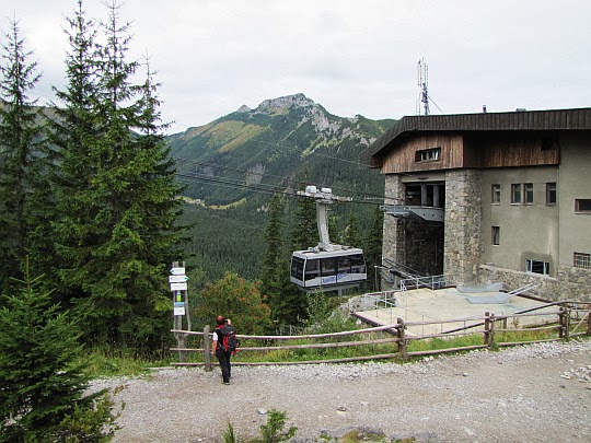 Pośrednia stacja kolejki linowej na Myślenickich Turniach (1354 m n.p.m.) Pośrednia stacja kolejki linowej na Myślenickich Turniach (1354 m n.p.m.)