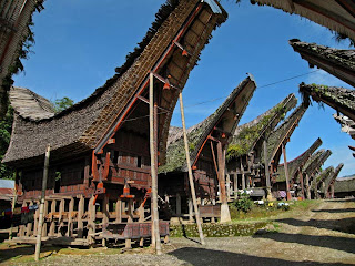 rumah adat tongkonan sulawesi selatan indonesia