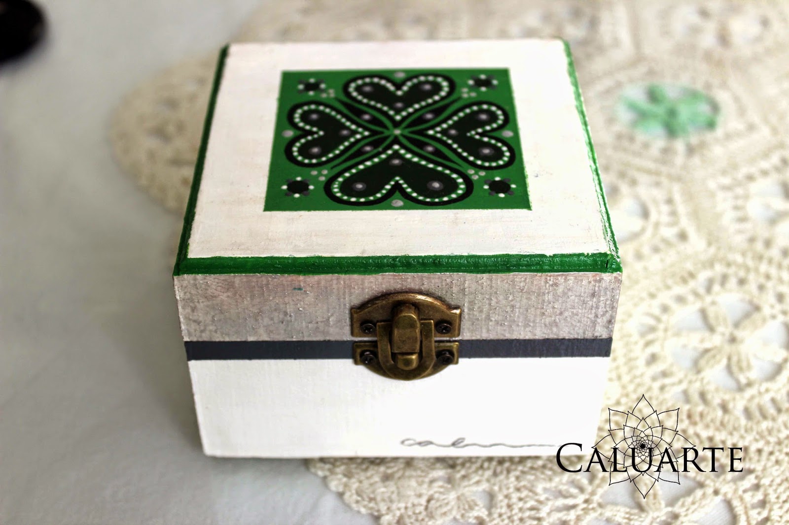 Carlos Rubio Centro Yoga: Caja de madera pintada a mano
