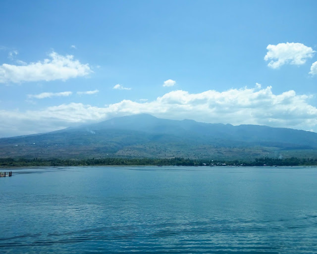 Gunung Rinjani dari kapal ferry. Gunung Rinjani dari kapal ferry. Source: jurnaland.com