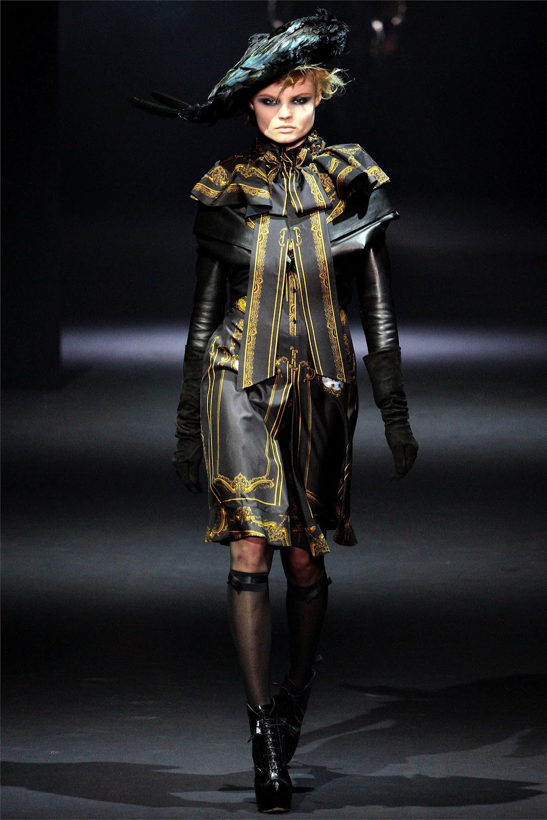 Haute couture джон гальяно 2000. Джон гальяно коллекция 17 моделей. Гальяно одежда. Гальяно дизайнер. Тед гальяно.