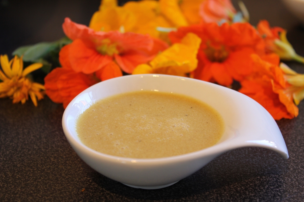 Wolkenfees Küchenwerkstatt: Blüten-Kräuter-Salat mit Dijonsenf-Dressing