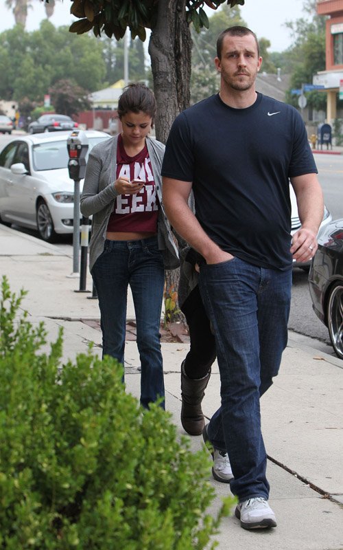 Selena Gomez: Breakfast With The Family | Hollywood Teen Gallery