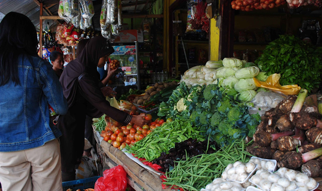 Konsumen sedang memilih buah-buahan di tempat wisata Dewi Sri, Batu, Jawa Timur.