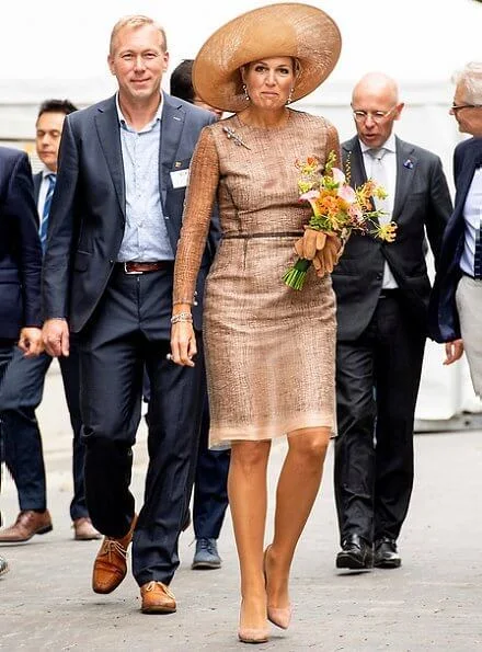 Queen Maxima wore a lace dress by Natan, diamond earrings.The plant is an initiative of the family business Groot Zevert Vergisting