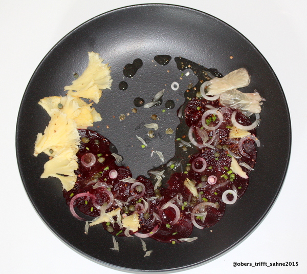 Rote Bete Carpaccio mit Zitrusfrüchten, Téte de Moin und einem ...