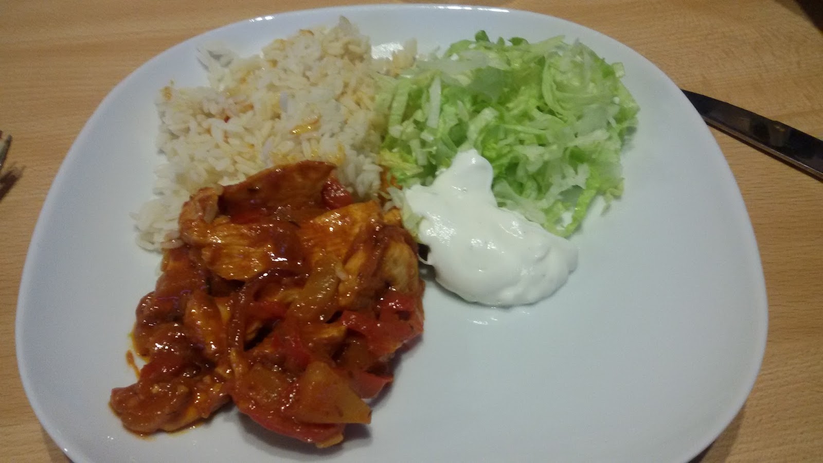 Kipgyros met rijst en ijsbergsla