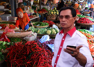 Jelang Idul Fitri, Wawali Ambon Sidak Kesiapan Kebutuhan Pokok 1 syarif%2Bpasar