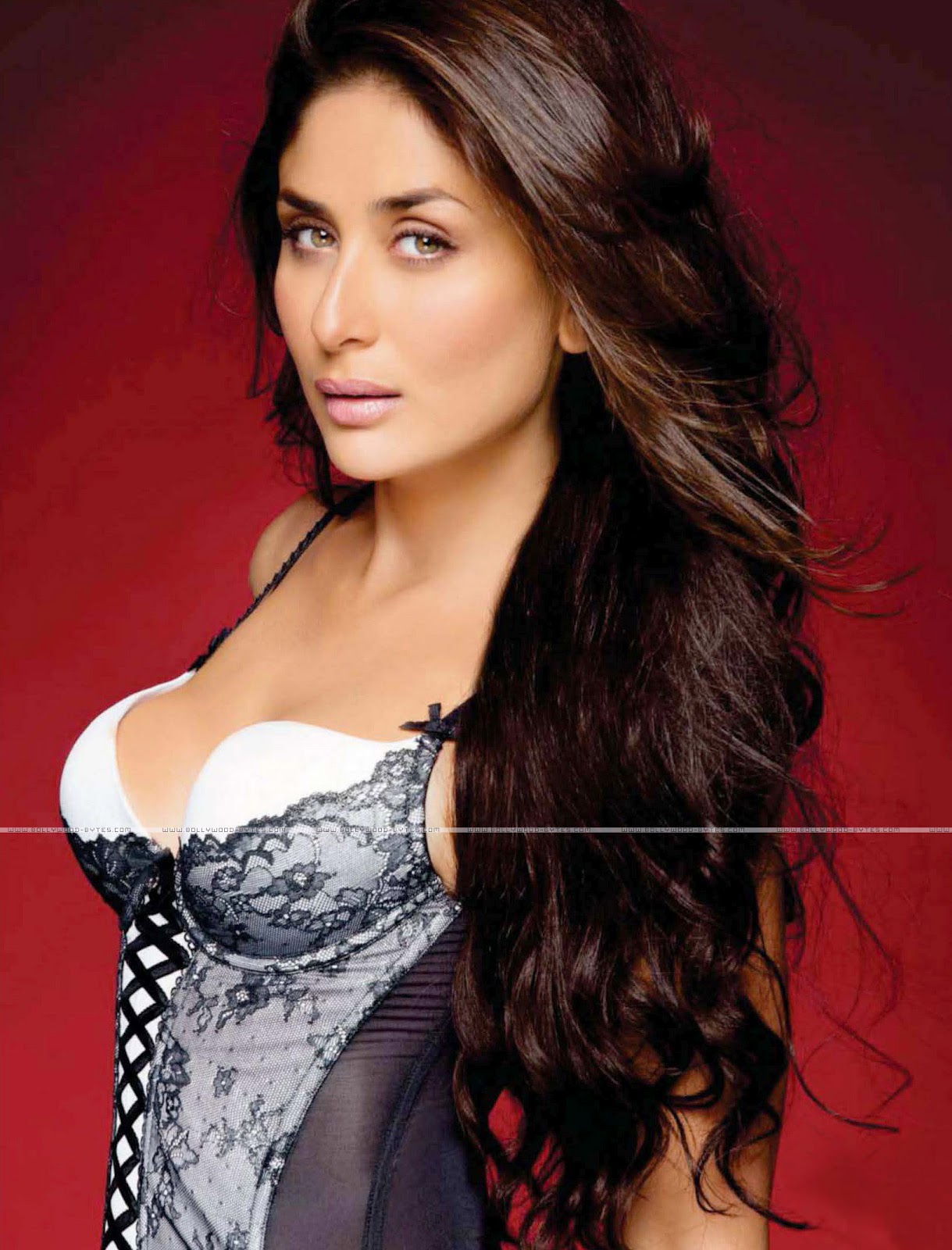 http://4.bp.blogspot.com/-WL1v1miDhcE/UGXJVeKhxhI/AAAAAAAAP_c/Fl5QwQapxHA/s1600/Kareena-Kapoor-Hot-Photoshoot-by-Dabboo-Ratnani-Pics-01.jpg