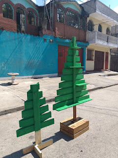 Árbol navideño hecho con palets de madera reciclados con repisas 