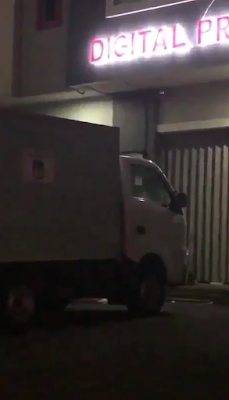 Bawaslu DKI Cek Video Viral Mobil Berstiker KPU Parkir di Digital Print Bawaslu DKI Cek Video Viral Mobil Berstiker KPU Parkir di Digital Print