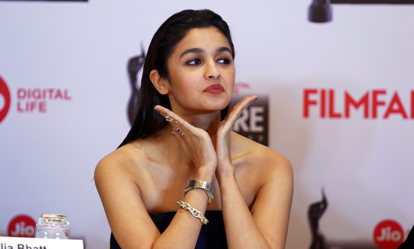 Alia Bhatt Looks Super Sexy At The Announcement Event of 62nd Jio Filmfare Awards 2016 in Mumbai