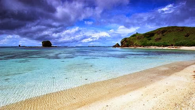 wisata pantai di lombok tengah, wisata lombok, keindahan patai, pasir putih, laut biru, ntb