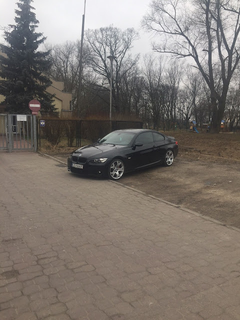 Wybór wózka dla nowoczesnych rodziców ze sportowym rodzinnym samochodem