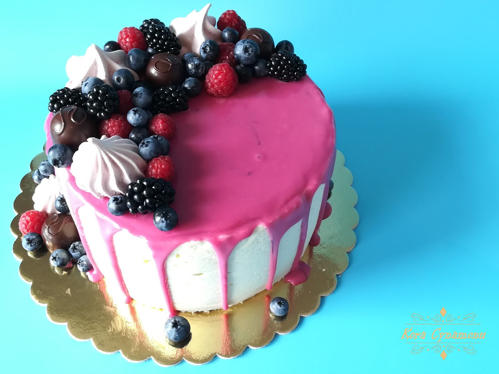 Kora Cynamonu Tort drip cake z owocami