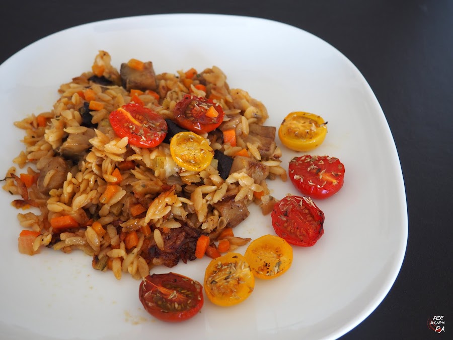 Orzo cocido al horno, con hortalizas, parmesano y mozzarella, y aromatizado con hierbas y limón. Completo plato vegetariano inspirado en la cocina de Yotam Ottolenghi.