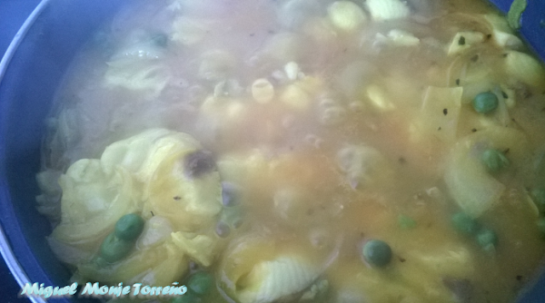 Cazón en Amarillo con Guisantes