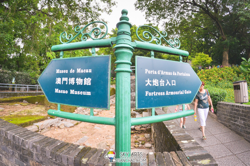 Ways to Macau Museum澳门博物馆 and Fortress Armourial Gate大炮台入口