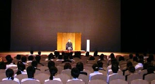 講演会講師・三遊亭楽春の落語で笑ってリフレッシュ講演会の風景。 講演会講師・三遊亭楽春の落語で笑ってリフレッシュ講演会の風景。