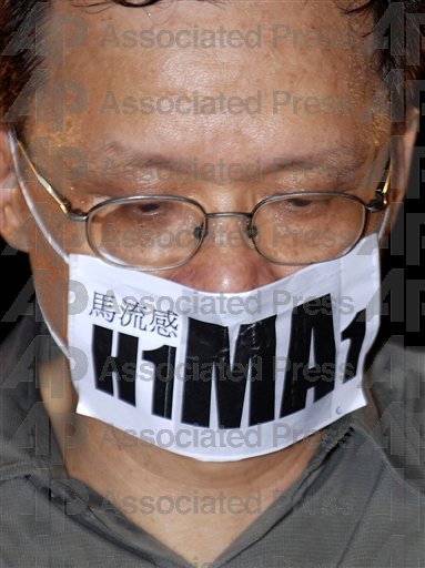 20091001 中國國慶 陳立民 Chen Lih Ming (陳哲) 戴模仿「H1N1」創作的「馬流感 H1MA1」口罩抗議馬英九 下張照片為《美聯社》拍攝 後再獲《時代雜誌》(TIME)刊登