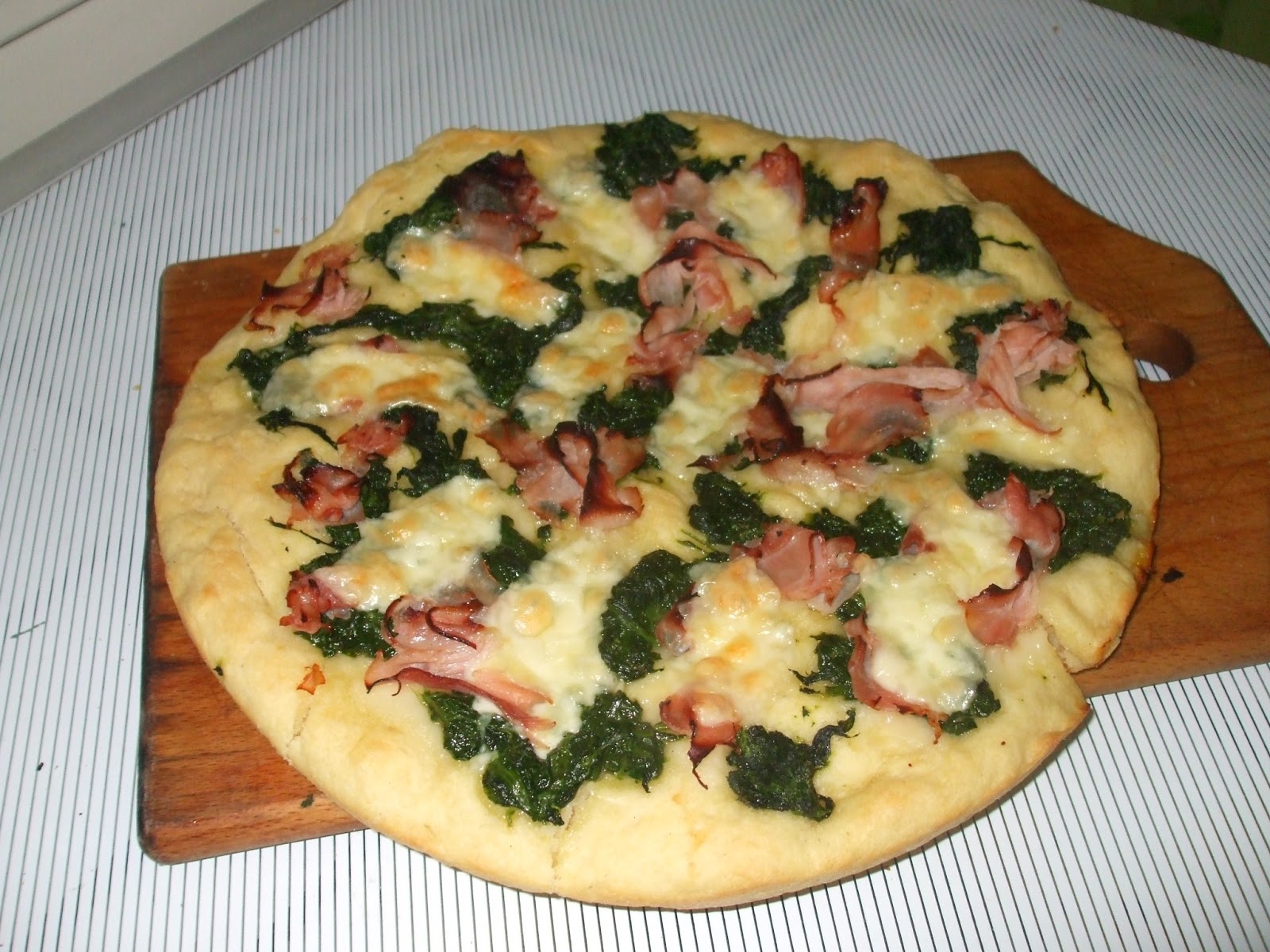 MUSICACUCINA PIZZA CON SPINACI E PROSCIUTTO