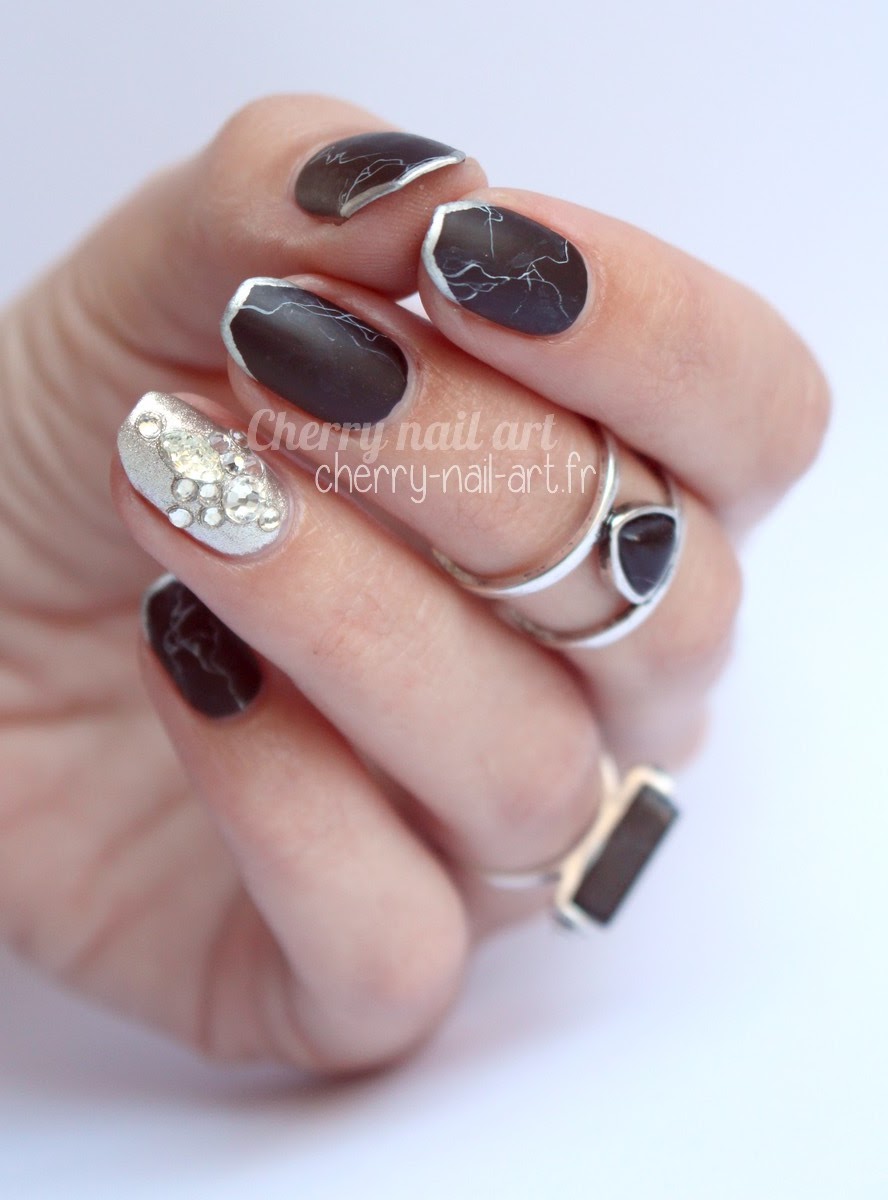 nail-art-marbre-noir-strass-bijoux