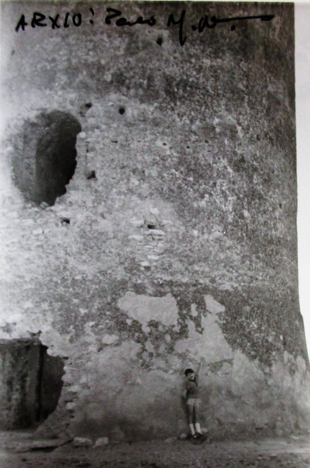 En la base de la Torre de Paterna 1966