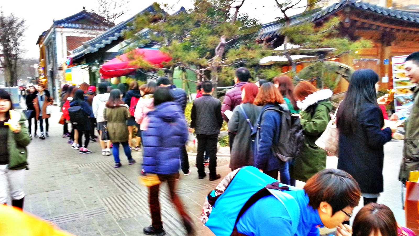 colorful happy people Slow City Jeonju Hanok Village | meheartseoul.blogspot.com
