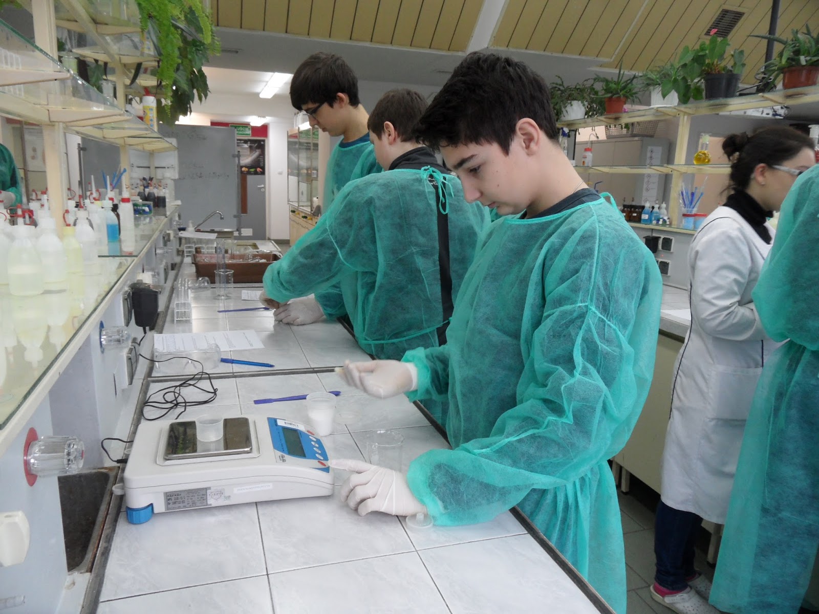 NAUCZANIE PRZEZ ODKRYWANIE: Zajęcia laboratoryjne z chemii (projekt