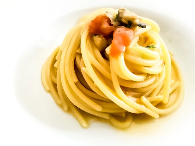 Spaghetti risottati con brodo ed acqua delle vongole