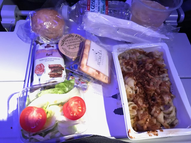 ニューヨークからイタリア行きで出た機内食　アツアツで美味しかった