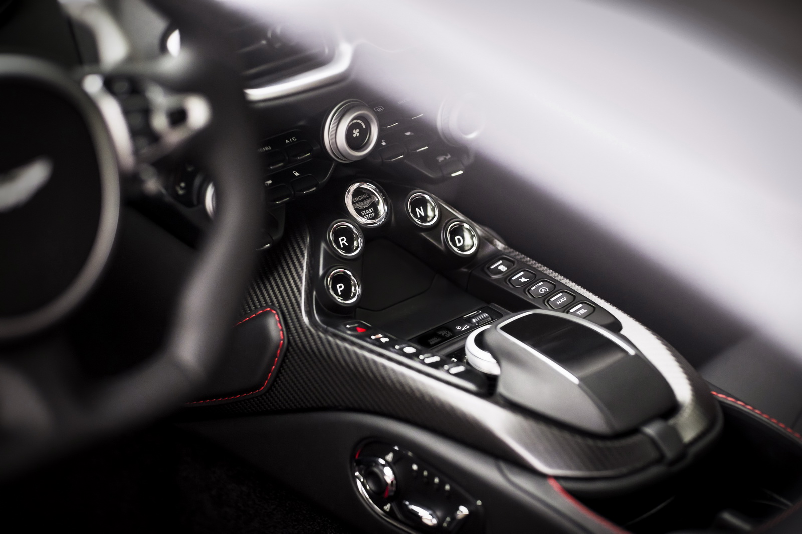 AstonMartin_Vantage_37.jpg