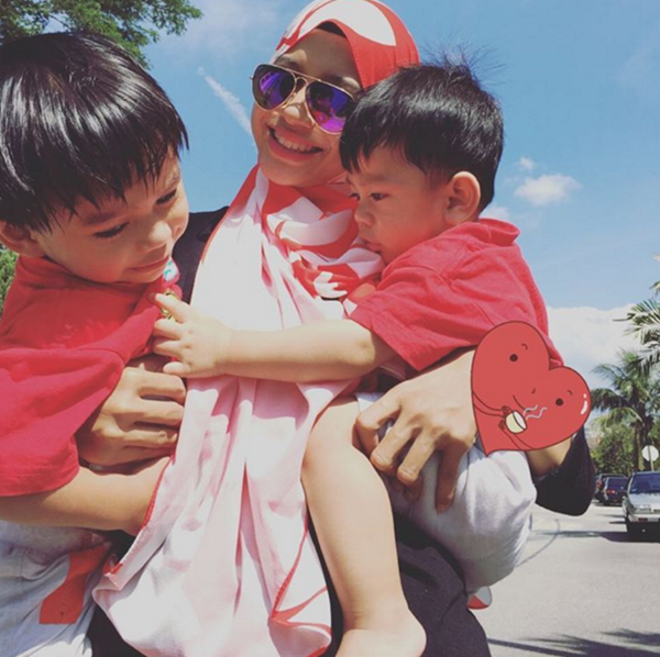 (Gambar) Aksi Comel Anak Norman Hakim, Memey Suhaiza Yang Mencuti Hati Pasti Buat Anda Geram Bila Tengok! (Gambar) Aksi Comel Anak Norman Hakim, Memey Suhaiza Yang Mencuti Hati Pasti Buat Anda Geram Bila Tengok!
