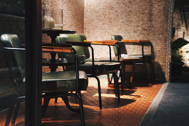 餐廳由老宅子修建而成，老宅經歷了時代粹鍊，如今以料理賦與全新的樣貌，展現出一股新舊交融的獨特氛圍