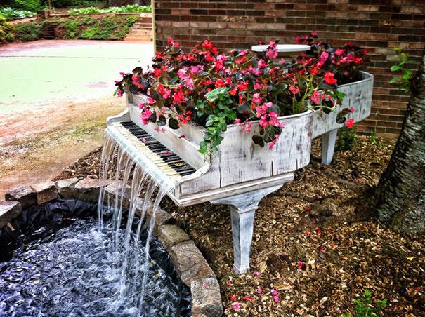 Recycler pour décorer Recycler pour décorer piano en fontaine