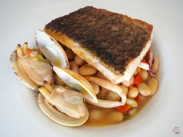 Guiso de pochas con almejas y calamares acompañado de filete de corvina