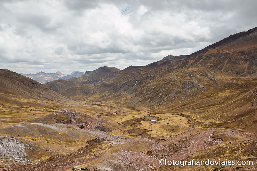 Cerro colorado o Polcoyo Checacupe camino al cerro de colores