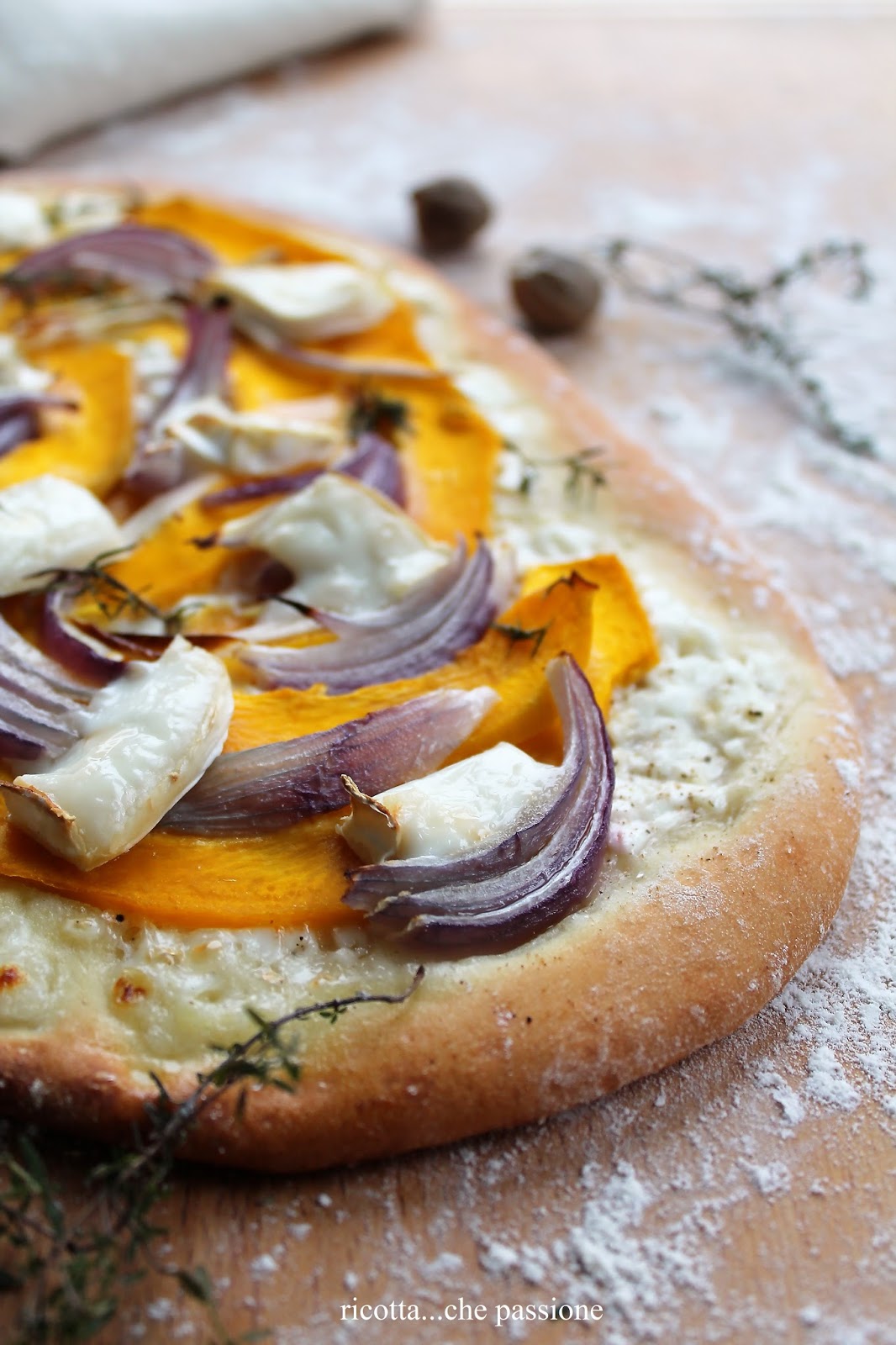 pizze con zucca, cipolle e formaggio di capra