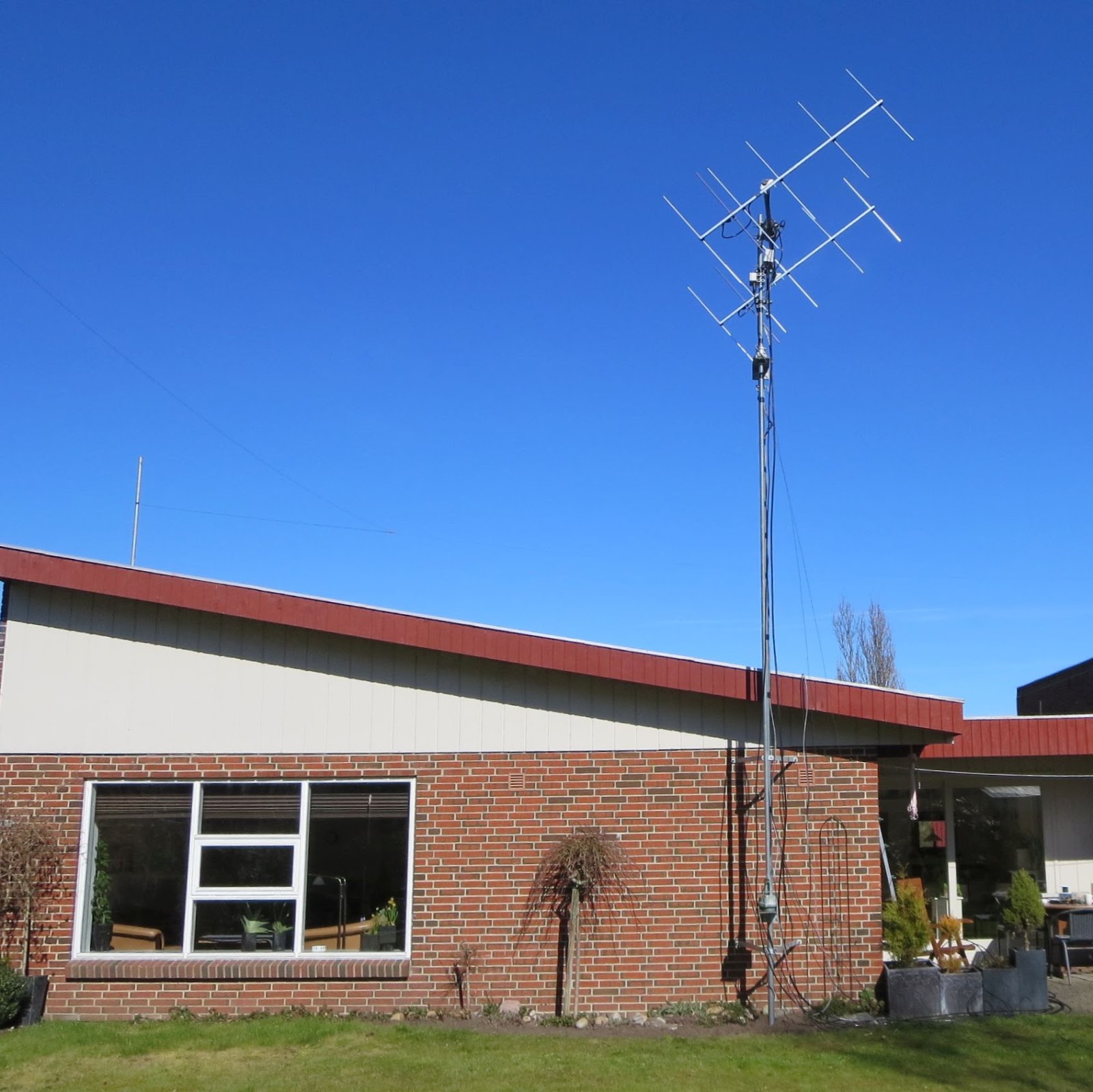 Ham radio blog by OZ1BXM 144 MHz EME Antennas are up