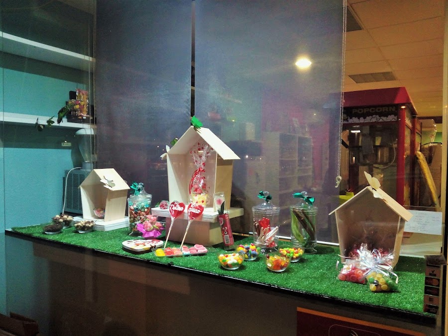 escaparate primavera césped y casitas san valentin