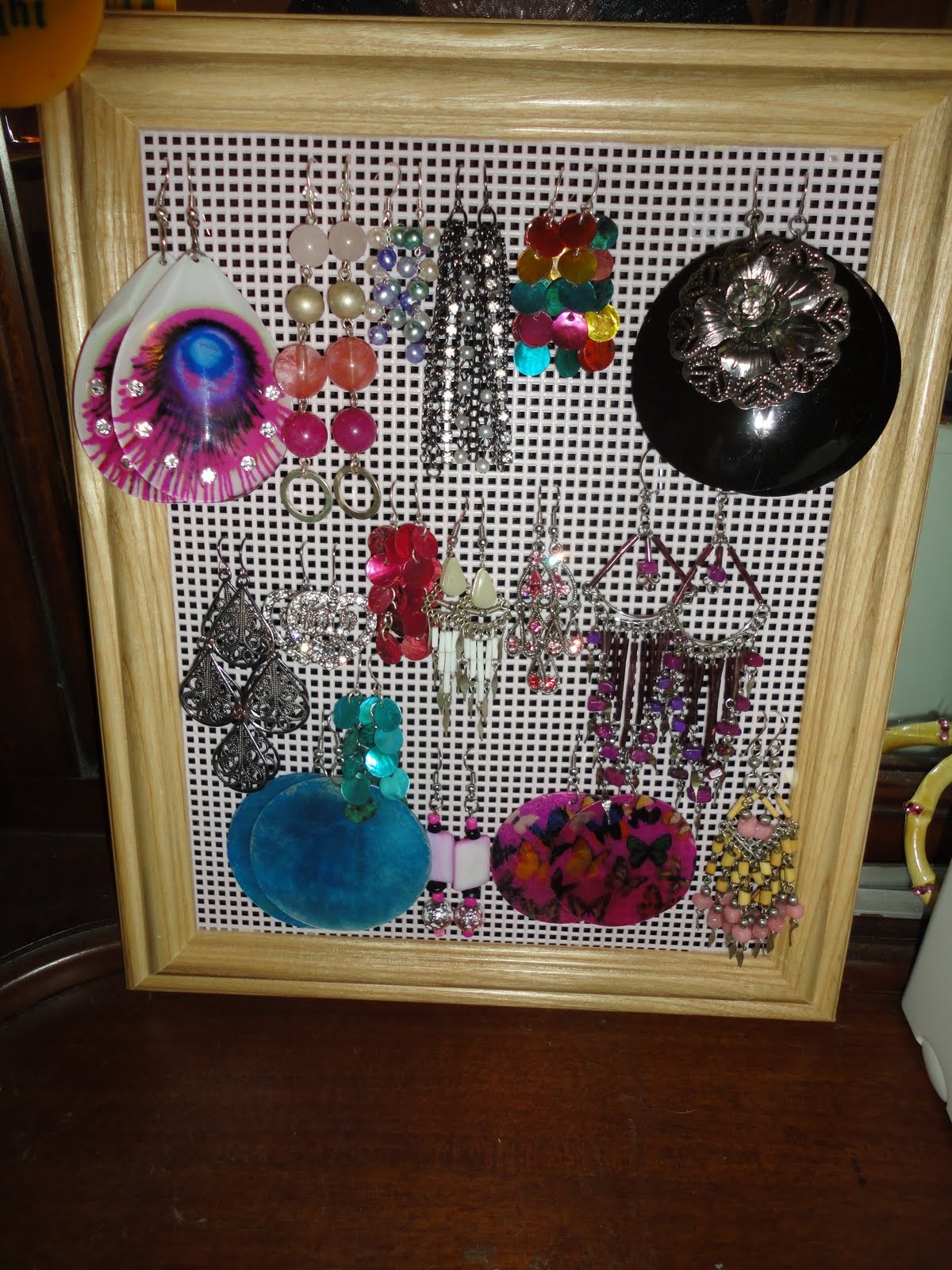KatieCouturexo Beauty DIY Earring Display!
