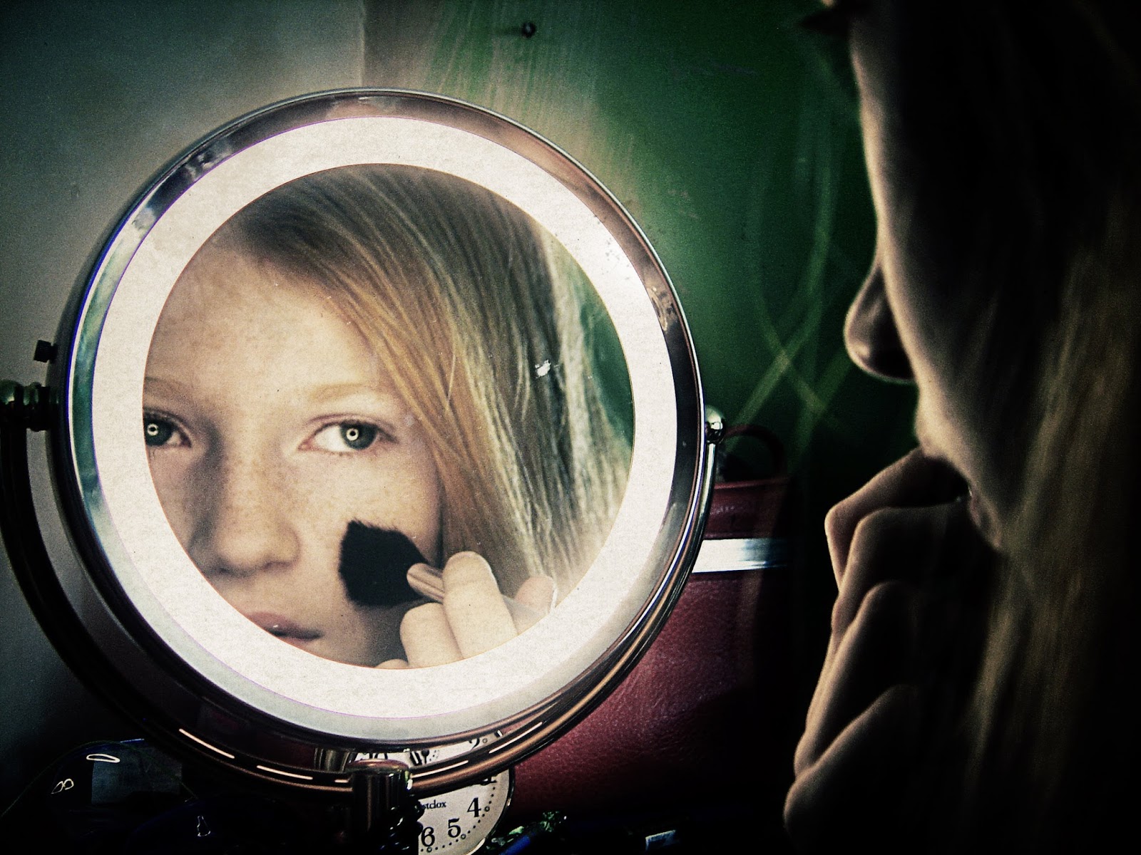 Парень смотрит в зеркало. Looking mirror песня. Zayn malik and taylor swift из клипа i don't wanna. Разное отражение в зеркале. Looking mirror песня.