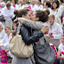 Il bacio lesbo che scandalizza la piazza dei no-gay