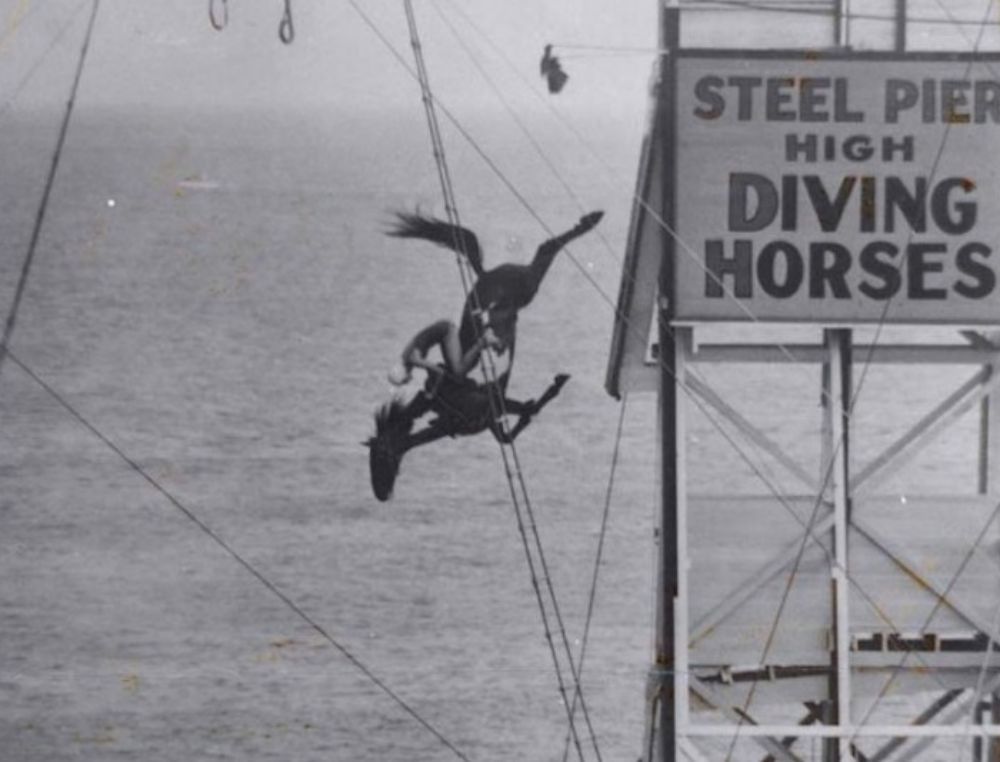 20 Incredible Vintage Photographs of Women Diving Horses in Atlantic