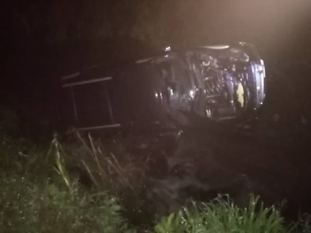 Dos hombres resultaron ilesos al volcar camioneta en Ejido