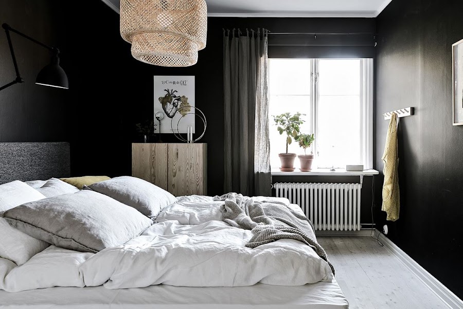 dormitorio negro, dormitorio oscuro, lampara, sinnerlig, ikea, pared negra, lamina, armario, madera, 